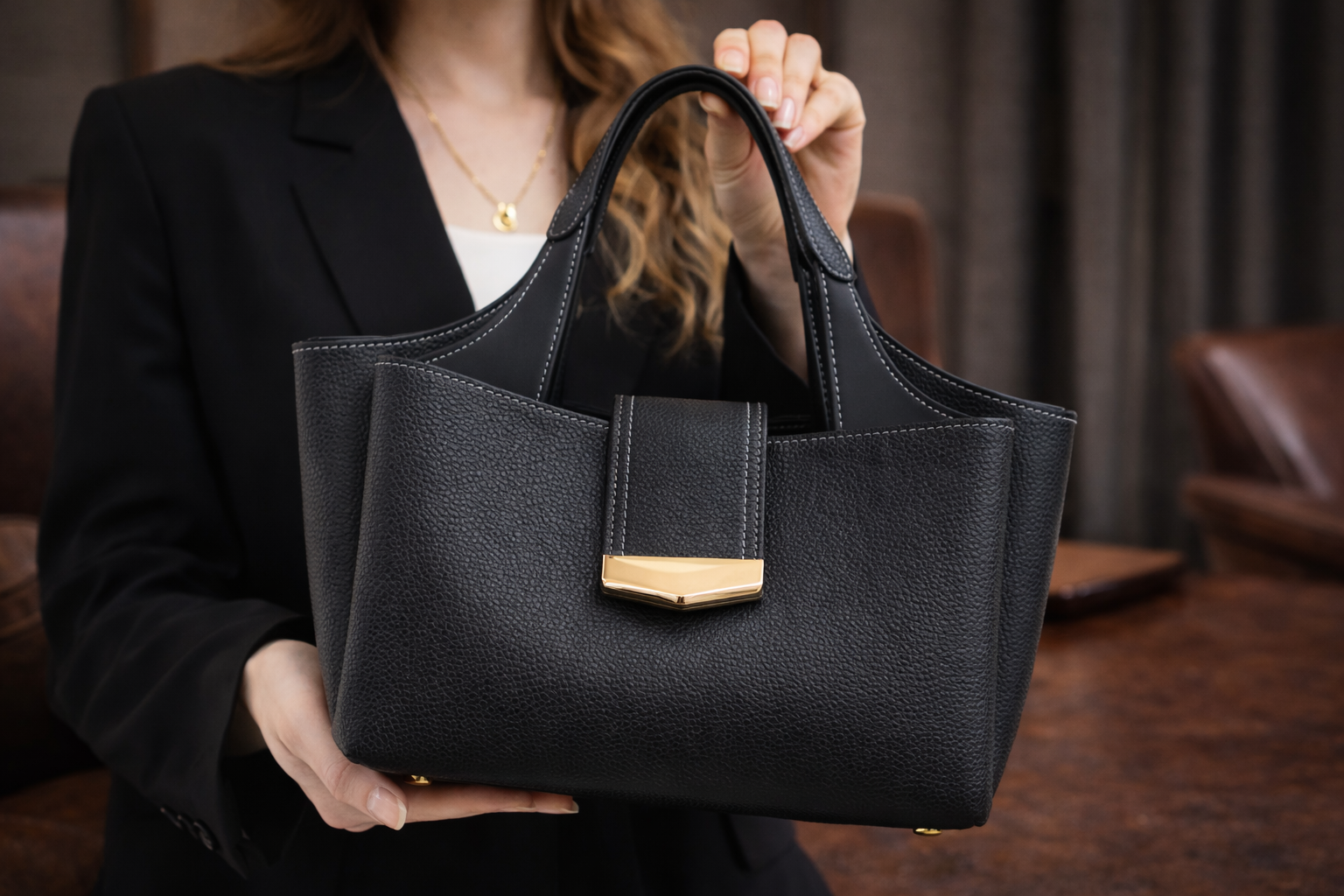 Women’s Black Structured Handbag – Elegant Everyday Collection